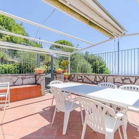 Guesthost - Exclusive With Pool & Parking Villa