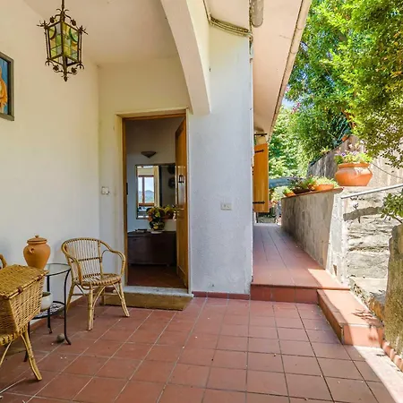 Villa Guesthost - Exclusive With Pool & Parking