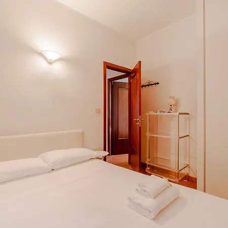 Guesthost - Exclusive With Pool & Parking Villa