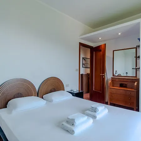 Guesthost - Exclusive With Pool & Parking Villa *