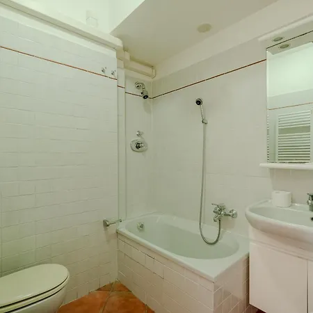 Villa Guesthost - Exclusive With Pool & Parking *