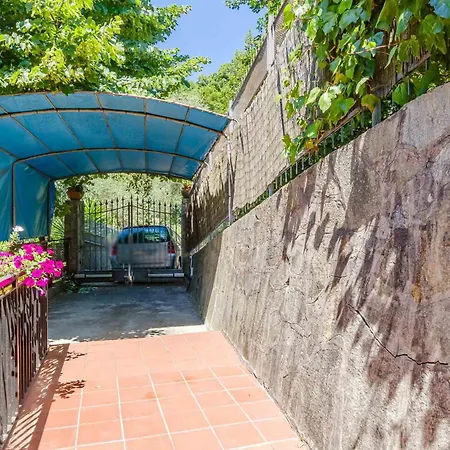 Villa Guesthost - Exclusive With Pool & Parking *